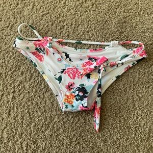 Floral strappy cheeky bottoms. New.